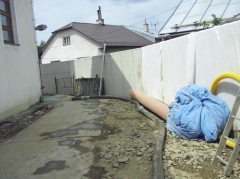 Fotografia: Práce na výstavbe múrového oplotenia okolo kostola - máj, jún 2015