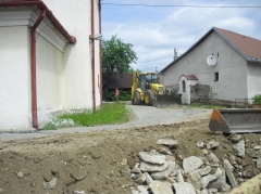 Fotografia: Práce na výstavbe múrového oplotenia okolo kostola - máj, jún 2015