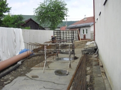 Fotografia: Práce na výstavbe múrového oplotenia okolo kostola - máj, jún 2015