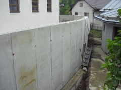 Fotografia: Práce na výstavbe múrového oplotenia okolo kostola - máj, jún 2015