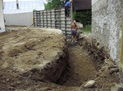 Fotografia: Práce na výstavbe múrového oplotenia okolo kostola - máj, jún 2015