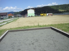 Fotografia: Vyrovnanie a úprava verejnej plochy pri bytovkách