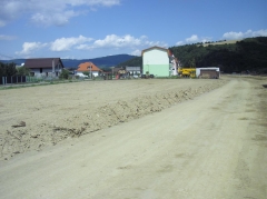 Fotografia: Vyrovnanie a úprava verejnej plochy pri bytovkách