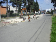 Fotografia: Parkovacia plocha vľavo pri škole - júl, august 2015