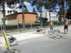 Fotografia: Parkovacia plocha vľavo pri škole - júl, august 2015