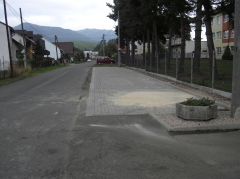 Fotografia: Parkovacia plocha vľavo pri škole - júl, august 2015