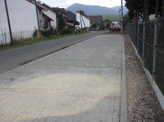 Parkovacia plocha vľavo pri škole - júl, august 2015