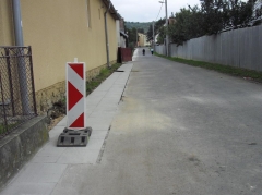 Príprava jednosmernej ulice ku škole s vybudovaním chodníka