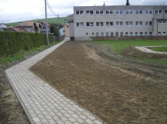 Fotografia: Chodník od školy na ulicu Za školou - jeseň 2015