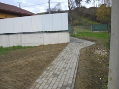 Fotografia: Chodník od školy na ulicu Za školou - jeseň 2015