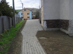 Chodník od školy na ulicu Za školou - jeseň 2015