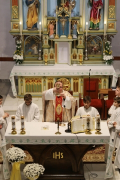 Fotografia: Obnovený bohostánok nášho chrámu