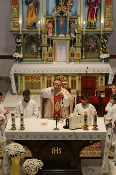 Fotografia: Obnovený bohostánok nášho chrámu