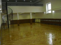 Fotografia: vybrúsenie a nalakovanie parketovej podlahy - kultúrny dom