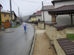 Fotografia: Chodník - ulička v hornej časti obce (výstavba a aktuálny stav)