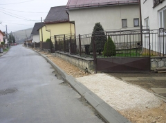 Fotografia: Chodník - ulička v hornej časti obce (výstavba a aktuálny stav)