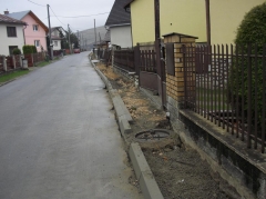 Fotografia: Chodník - ulička v hornej časti obce (výstavba a aktuálny stav)