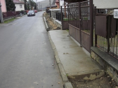 Fotografia: Chodník - ulička v hornej časti obce (výstavba a aktuálny stav)