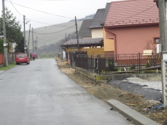 Chodník - ulička v hornej časti obce (výstavba a aktuálny stav)