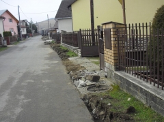 Fotografia: Chodník - ulička v hornej časti obce (výstavba a aktuálny stav)