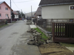 Fotografia: Chodník - ulička v hornej časti obce (výstavba a aktuálny stav)