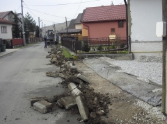 Fotografia: Chodník - ulička v hornej časti obce (výstavba a aktuálny stav)
