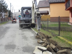 Fotografia: Chodník - ulička v hornej časti obce (výstavba a aktuálny stav)
