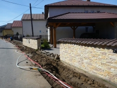 Fotografia: Chodník - ulička v hornej časti obce (výstavba a aktuálny stav)