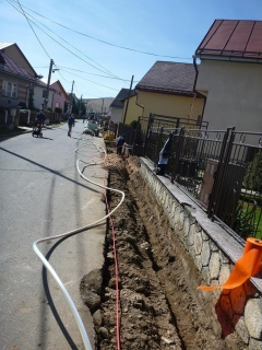Fotografia: Chodník - ulička v hornej časti obce (výstavba a aktuálny stav)