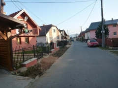 Fotografia: Chodník - ulička v hornej časti obce (výstavba a aktuálny stav)