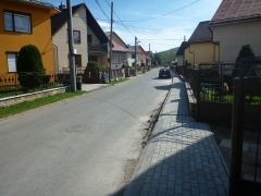 Fotografia: Ukončenie prác - chodník na uličke v hornej časti obce (od kapĺnky vpravo)
