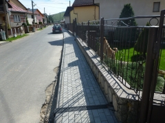 Fotografia: Ukončenie prác - chodník na uličke v hornej časti obce (od kapĺnky vpravo)