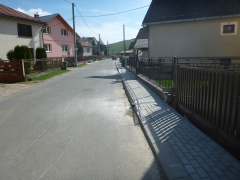 Fotografia: Ukončenie prác - chodník na uličke v hornej časti obce (od kapĺnky vpravo)