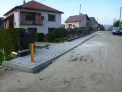 Fotografia: Ukončenie prác - chodník na uličke v hornej časti obce (od kapĺnky vpravo)