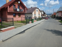 Fotografia: Ukončenie prác - chodník na uličke v hornej časti obce (od kapĺnky vpravo)