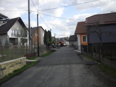 Fotografia: Nový živičný koberec - zadná ulica,  horná časť obce - apríl 2016