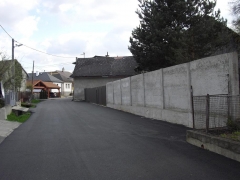 Fotografia: Nový živičný koberec - zadná ulica,  horná časť obce - apríl 2016