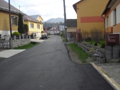 Fotografia: Nový živičný koberec - zadná ulica,  horná časť obce - apríl 2016