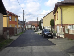 Fotografia: Nový živičný koberec - zadná ulica,  horná časť obce - apríl 2016