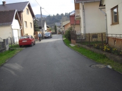 Fotografia: Nový živičný koberec - zadná ulica,  horná časť obce - apríl 2016