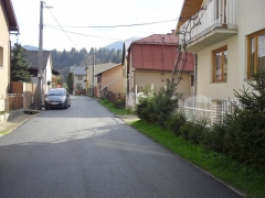 Fotografia: Nový živičný koberec - zadná ulica,  horná časť obce - apríl 2016