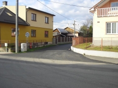 Nový živičný koberec - zadná ulica,  horná časť obce - apríl 2016