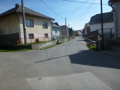 Fotografia: Nový živičný koberec - zadná ulica,  horná časť obce - apríl 2016