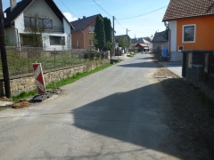 Fotografia: Nový živičný koberec - zadná ulica,  horná časť obce - apríl 2016
