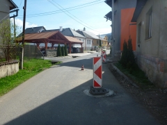 Fotografia: Nový živičný koberec - zadná ulica,  horná časť obce - apríl 2016