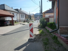 Fotografia: Nový živičný koberec - zadná ulica,  horná časť obce - apríl 2016