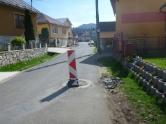 Fotografia: Nový živičný koberec - zadná ulica,  horná časť obce - apríl 2016