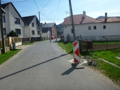 Fotografia: Nový živičný koberec - zadná ulica,  horná časť obce - apríl 2016