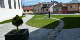 Fotografia: Pítko (zdroj pitnej vody) na kostolnom dvore