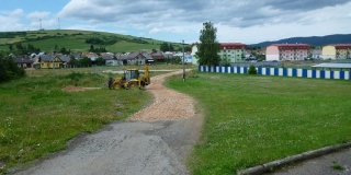 Fotografia: Oprava oplotenia ihriska, cesta ku ihrisku
